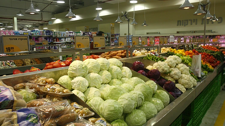 דוכן ירקות:כרובית,כרוב סגול,כרוב לבן,בצל,בטטה בשופרסל דיל ברמת גן