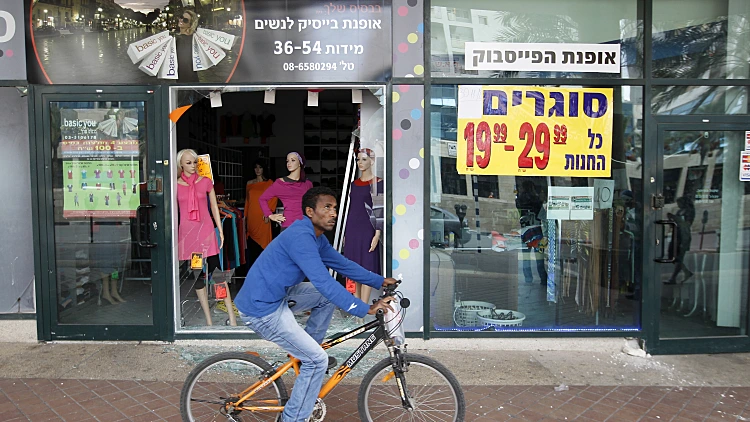 נזק לחנות באשדוד בעקבות פגיעת רקטת גראד