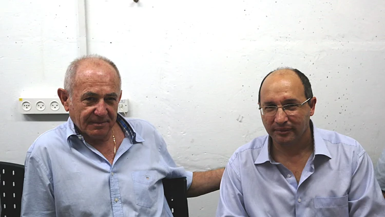 יו"ר ההסתדרות אבי ניסנקורן ונשיא התעשיינים צביקה אורן בביקור בעיריית שדרות במהלך מבצע צוק איתן