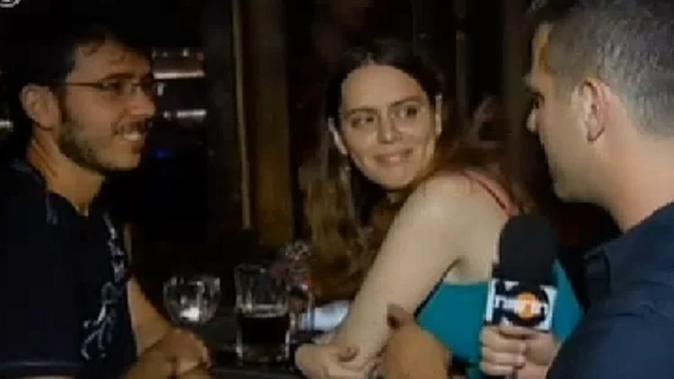 אביב פרנקל בסיבוב פאבים בפלורנטין במהלך מבצע צוק איתן