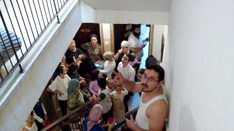 תושבי הדרום מתגוננים מפני הרקטות בחדר המדרגות באשדוד