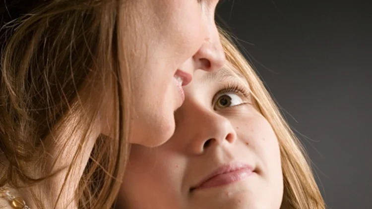 אמא ובת מחובקות