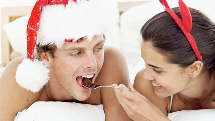 זוג מחופש אוכל עוגה