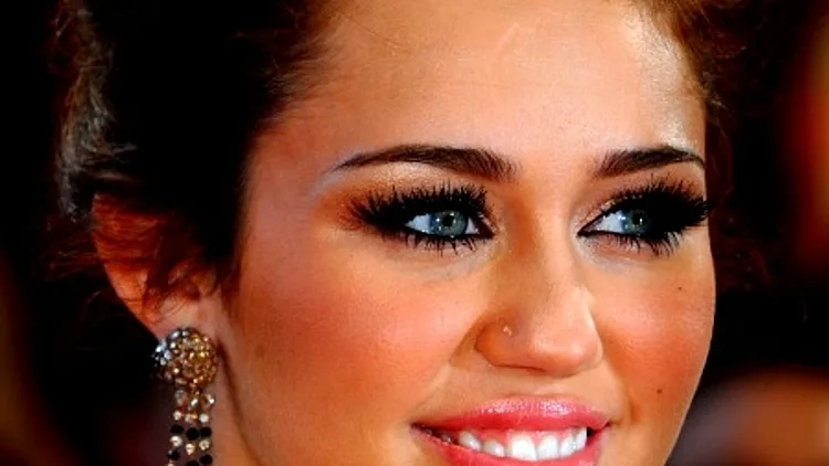 כוכבת הנוער מיילי סיירוס בטקס פרסי האוסקר של 2010