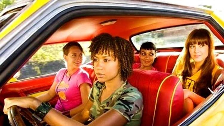 חבורה של בחורות נוהגות