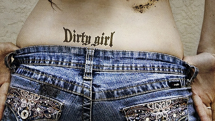 ישבן של בחורה שקעקעה את הגב התחתון שלה (TRAMP STAMP בעגה אמריקני)