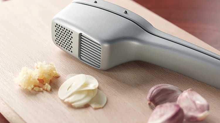 גם כותש וגם פורס שום