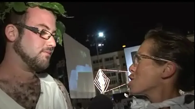 דניאל קליינברג מראיין בחורה במרתון ת"א