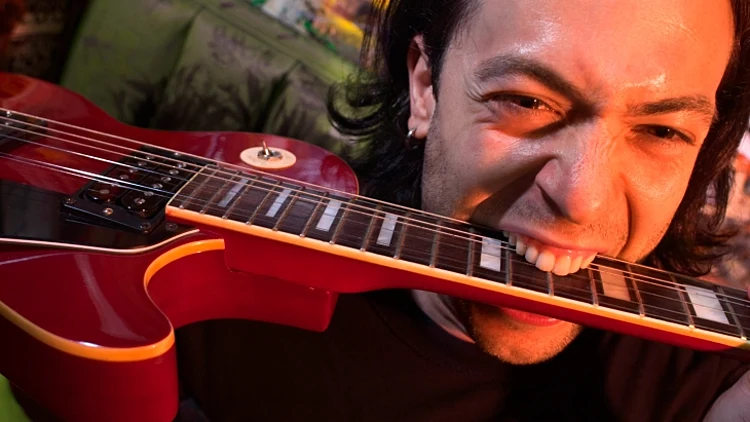 גיטריסט נושך גיטרה