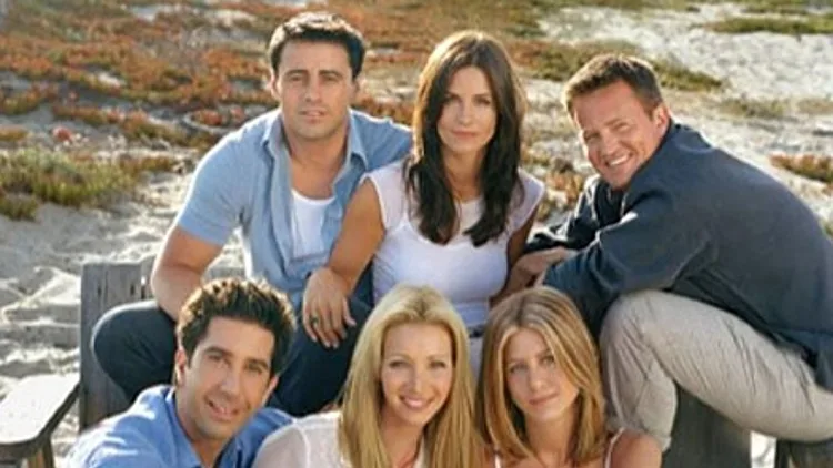 שחקני הסדרה חברים. מימין למעלה:מת'יו פרי,קורטני קוקס, מאט לה-בלאנק.