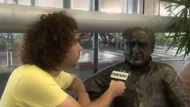 טל שפר כתב ג'נענע מראיין אנשים לקראת סרטון עליית המדרגות בעזריאלי