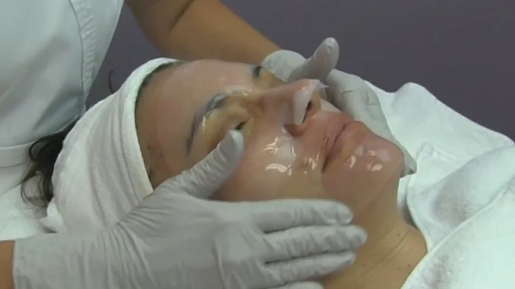 אישה מקבלת טיפול פנים