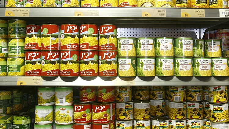 מדף קופסאות שימורי תירס בשופרסל דיל ברמת גן:תירס יכין, תירס פרי גלילי, תירס שופרסל, תירס וילי פוד, תירס גרין ג'יאנט