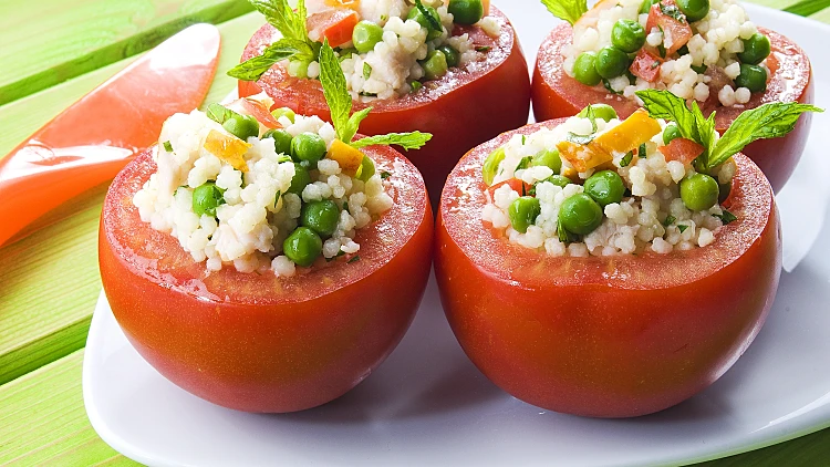 עגבניות ממולאות בסלט קוסקוס