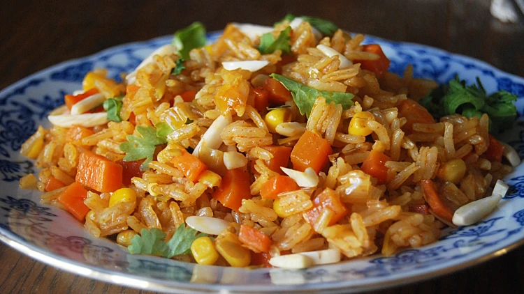 תבשיל אורז עם גזר, תירס, כרישה ושקדים