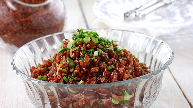 תבשיל אורז אדום עם 5 בצלים