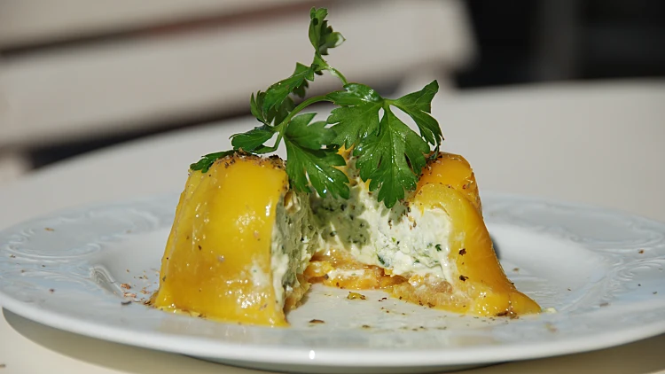 פלפל קלוי במילוי גבינת עיזים ופסטו - בנדיקט