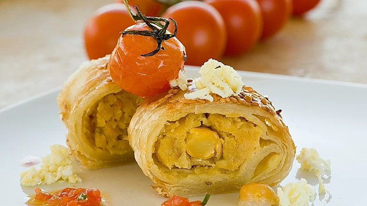 מאפה במילוי חומוס ועגבניות שרי