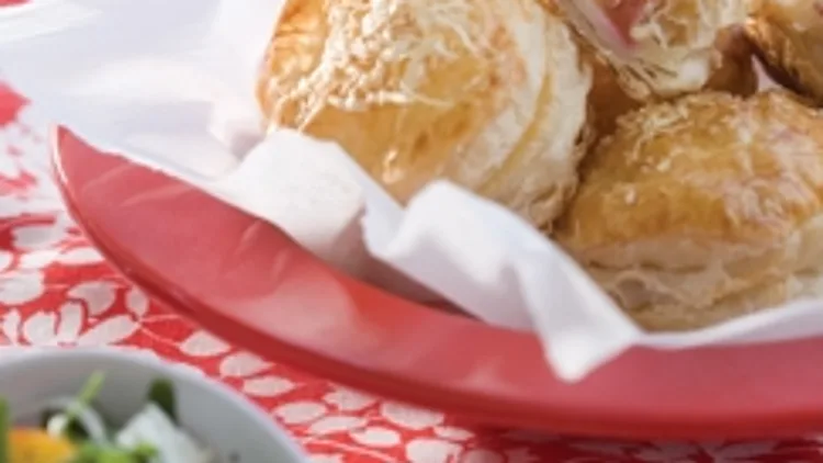 בצק עלים במילוי נקטרינה וגבינת עיזים