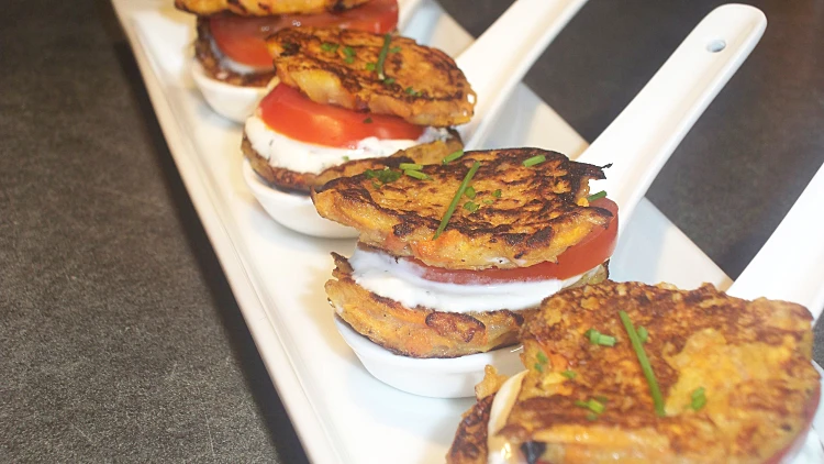 לביבות בטטה עם יוגורט ועגבניה