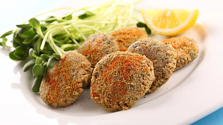 כדורי פלאפל בריאותיים עם פלח לימון ונבטים