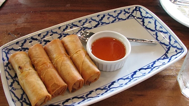 אגרול סיני לצד רוטב חמוץ מתוק