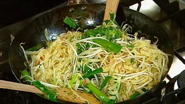 אטריות מוקפצות בליווי נבטים ובצל ירוק