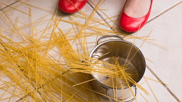 כך תסדרו את הסירים וכלי הפלסטיק בארון