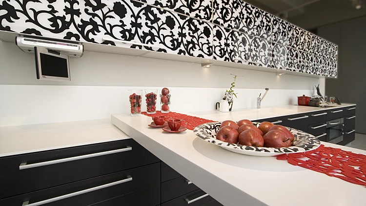 מטבח שחור לבן של רגבה עם תאורת לד