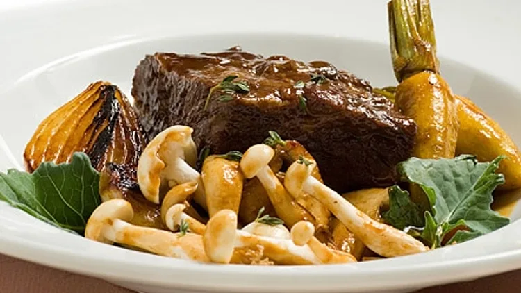 צלי בקר עם ירקות שורש