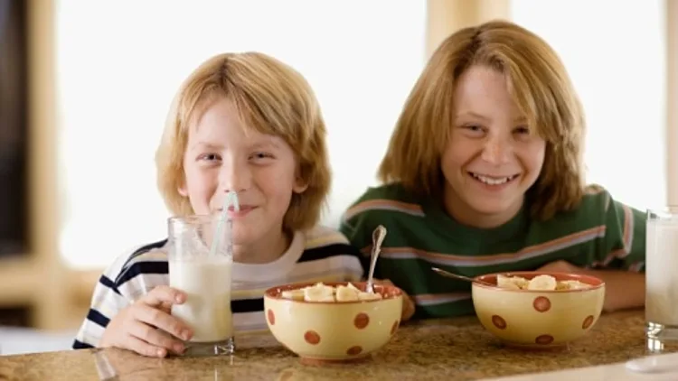 ילדים אוכלים ארוחת בוקר