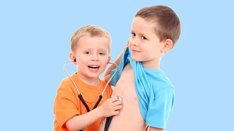 ילדים משחקים ברופא וחולה