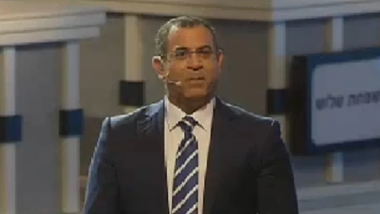 אלי יצפן מנחה את חידון הציונות