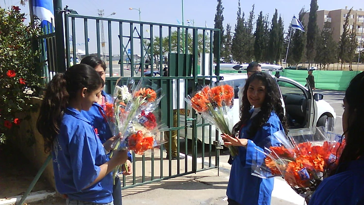 בכניסה לבית קברות צבאי