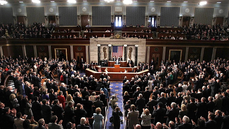 הקהל עומד ומריע לבנימין נתניהו שנואם בקונגרס האמריקני