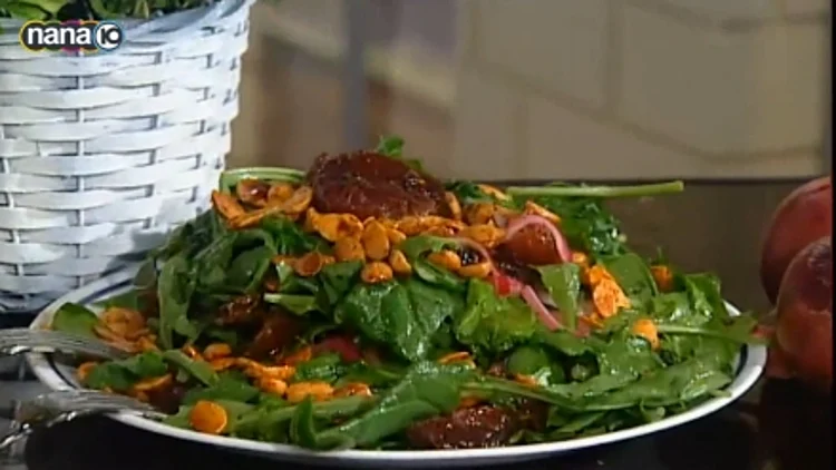 סלט ירוק עם בצל תמרים ושקדים