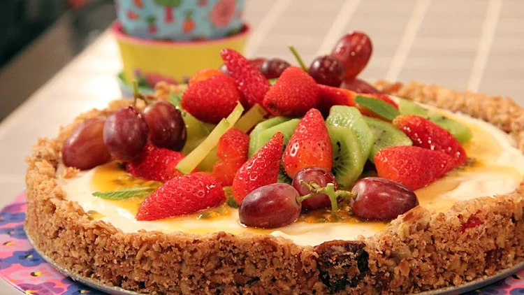 פאי גרנולה עם יוגורט ופירות