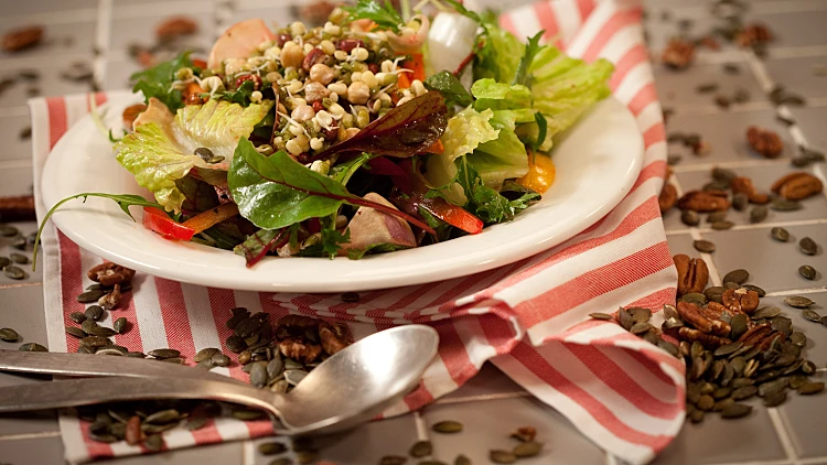 סלט ירקות שורשים וקטניות