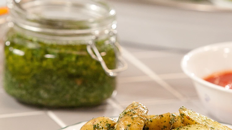 ממרח פסטו על תפוחי אדמה, הצעת הגשה צילום אריאל שרוסטר