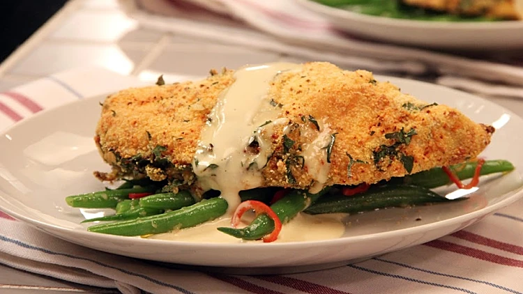 שניצל אפוי על מצע שעועית