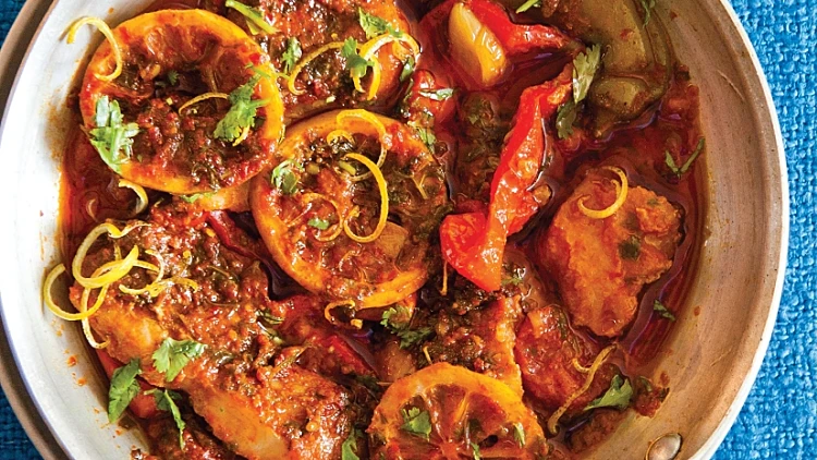 דג חריף בפלפלים ולימונים כבושים