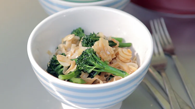 נודלס עם ברוקולי ושקדים של איילת הירשמן