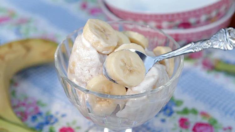 גלידת יוגורט ובננה של איילת הירשמן