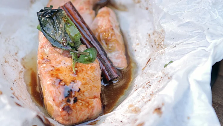 סלמון אסייתי צלוי בנייר אפייה