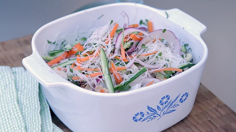 סלט עוף אטריות וירקות של איילת הירשמן