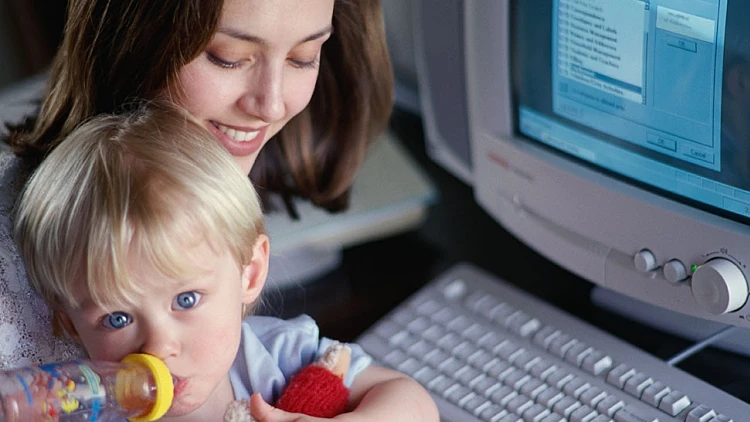 אמא עם תינוק