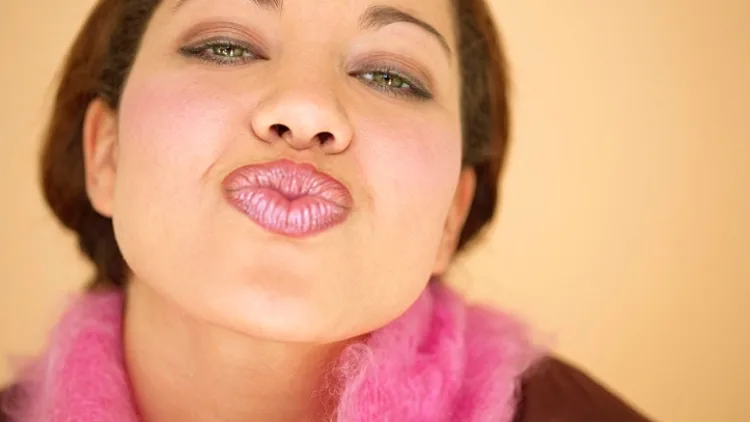 בחורה עושה נשיקה באוויר