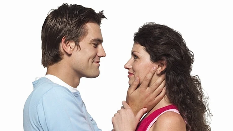 גבר ואישה עומדים פנים אל פנים בפרופיל