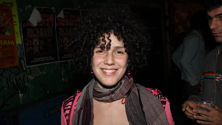 מיקה שדה בהופעה של קרולינה