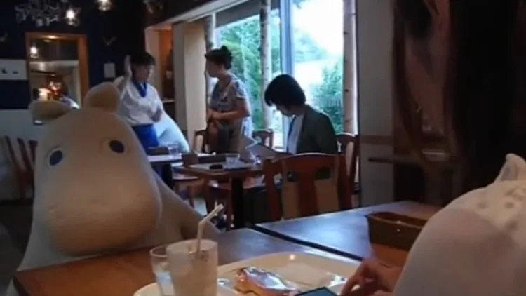 בובה בבית קפה יפני נגד בדידות